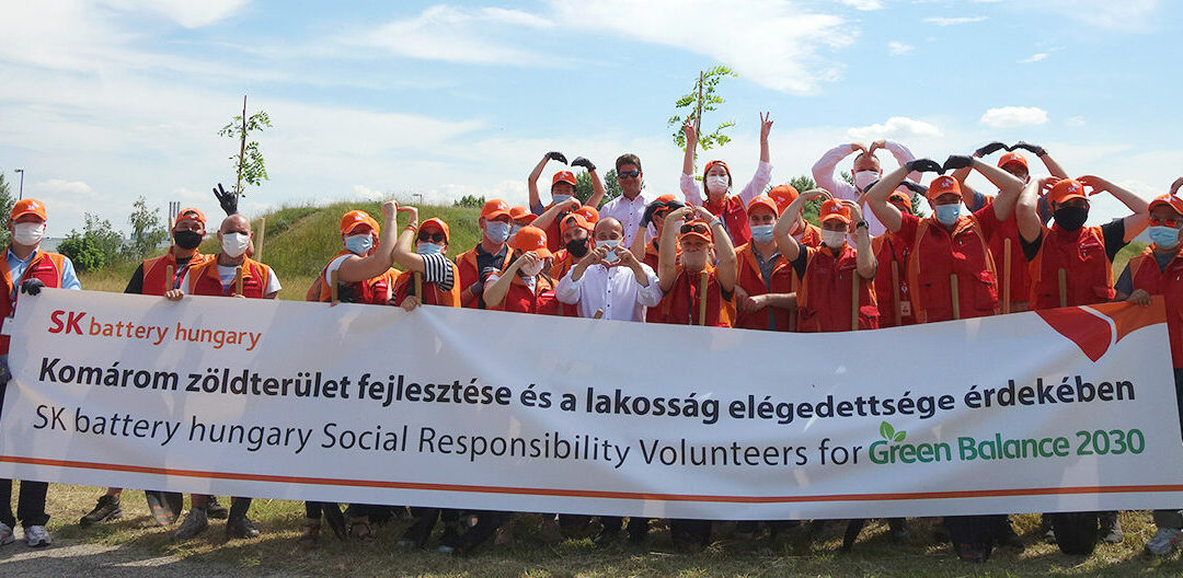 SK Battery Hungary kicked off the first local volunteer activity, joined by Komárom Mayor